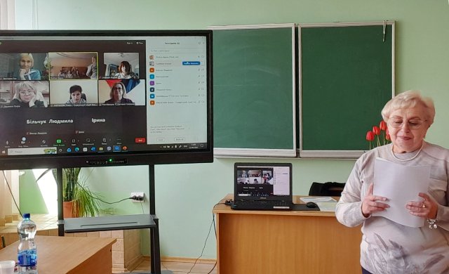  Голова комісії з внутрішнього забезпечення якості освіти Любов БАРНА представляє учасників, які брали участь у засіданні  в онлайн форматі